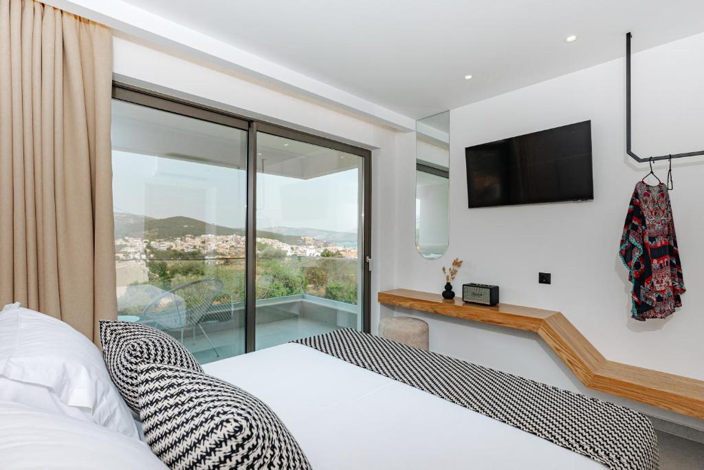 利迈纳里亚OPSIS Suites的一间卧室设有一张床和一个大窗户