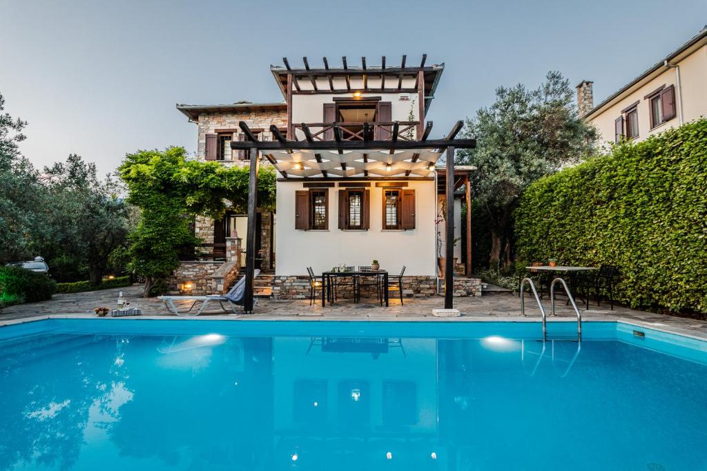 科罗皮Villa 10 Elies的房屋前有游泳池的房子