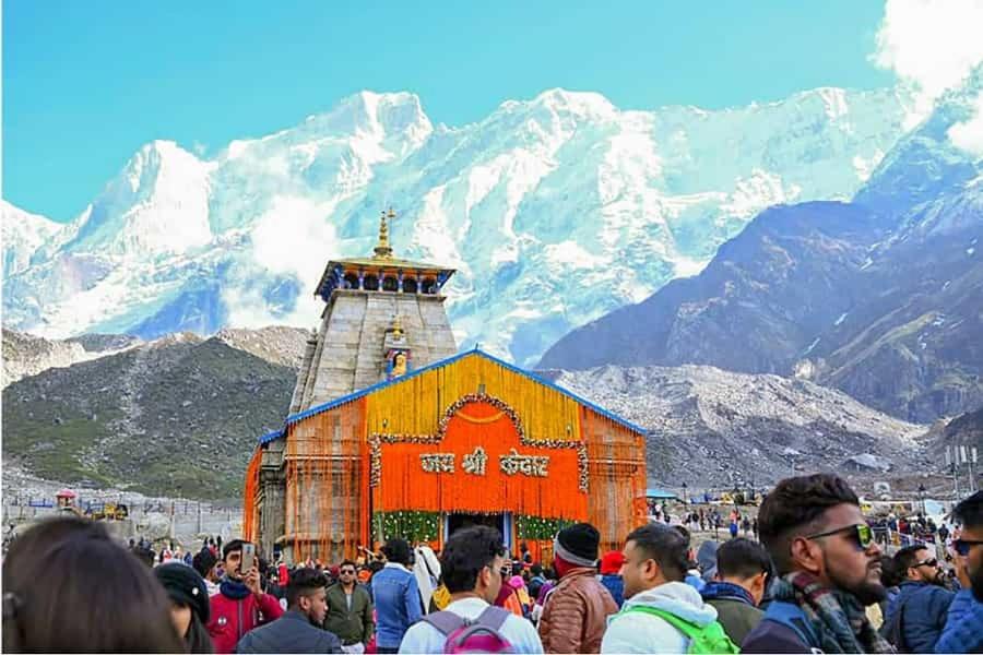 KedārnāthKedarnath Jk prithvi yatra的站在教堂前的一群人