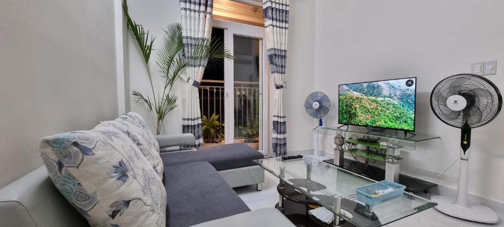 Kinh DinhCăn Hộ Homestay Ninh Thuận-Heri24h的带沙发和电视的客厅