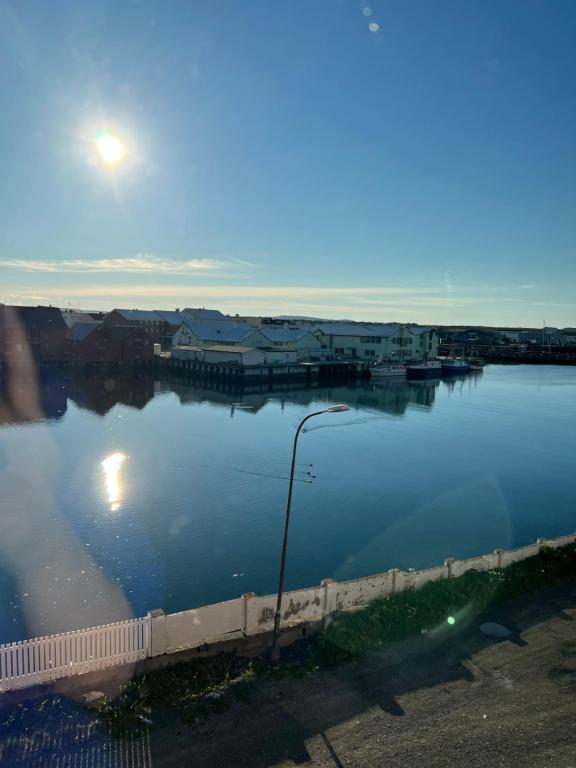 瓦尔德Bangsund harbour view的享有水体和街灯的景色