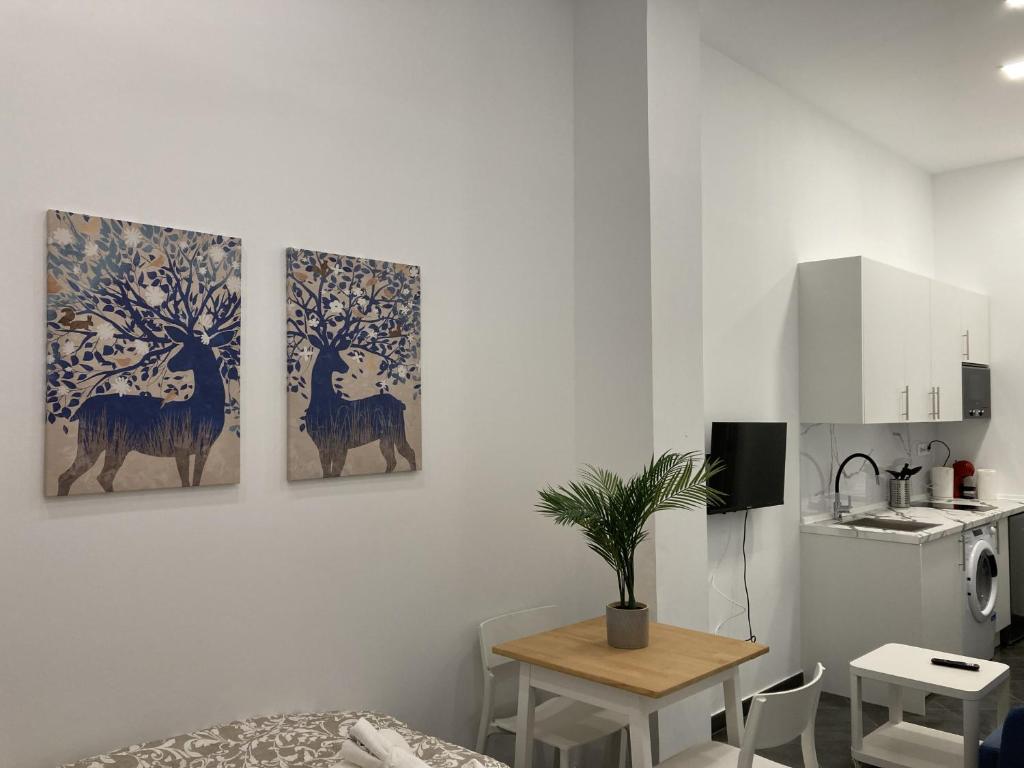 马德里Ensanche Apartments的厨房墙上的三幅鹿画