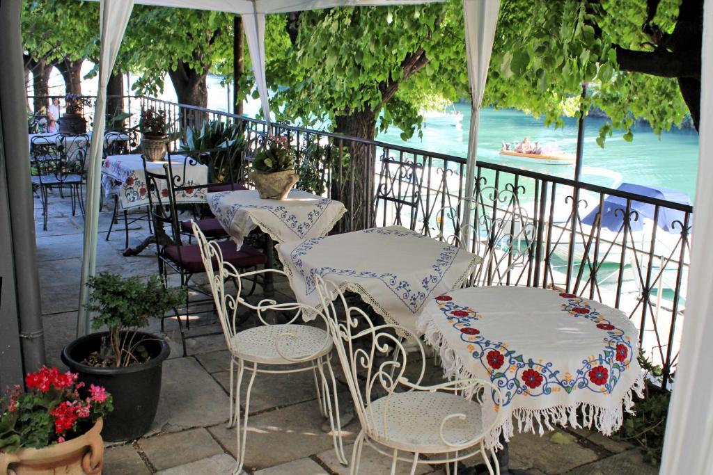 蒙法尔科内菲奥利塔别墅的两把椅子和桌子,享有水景