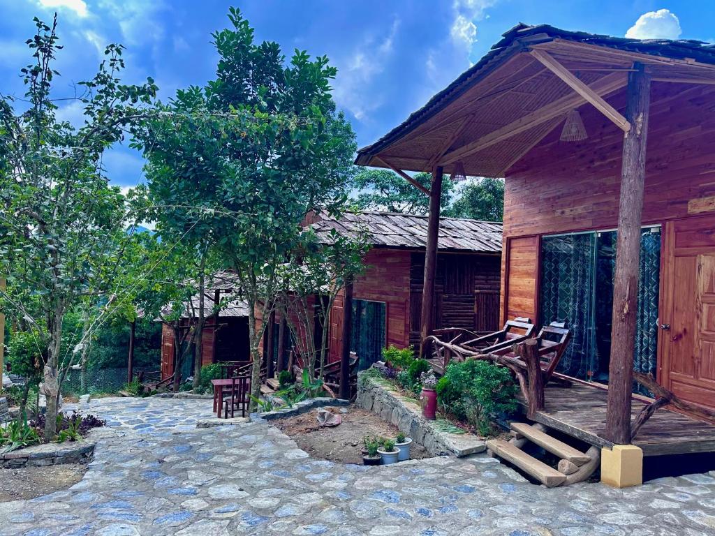 北河县Bac Ha Charm Stay的小木屋设有门廊和天井。