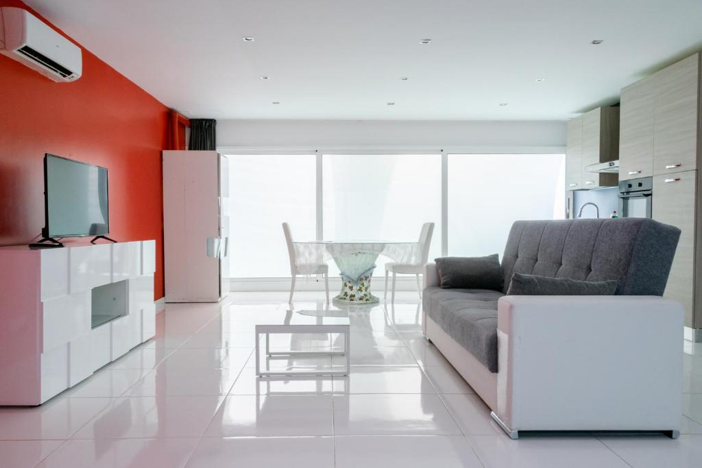 卡斯特尔德费尔斯Playa 4 a solo 3 min - Apartamento en Castelldefels的客厅配有沙发和桌子