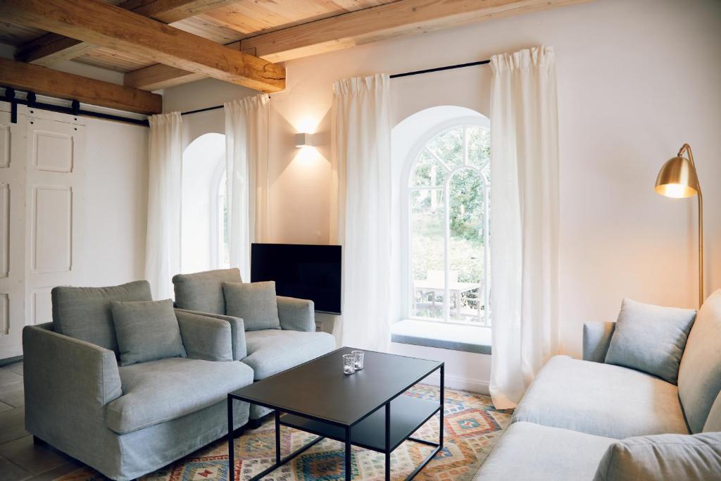 BarkelsbySchmiede的客厅配有两张沙发和一张桌子