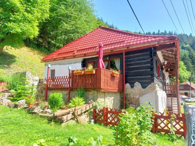 斯泰尔霍伊Chalupa pri Čerešni “Moja srdcovka”的一间设有红色屋顶和阳台的小房子