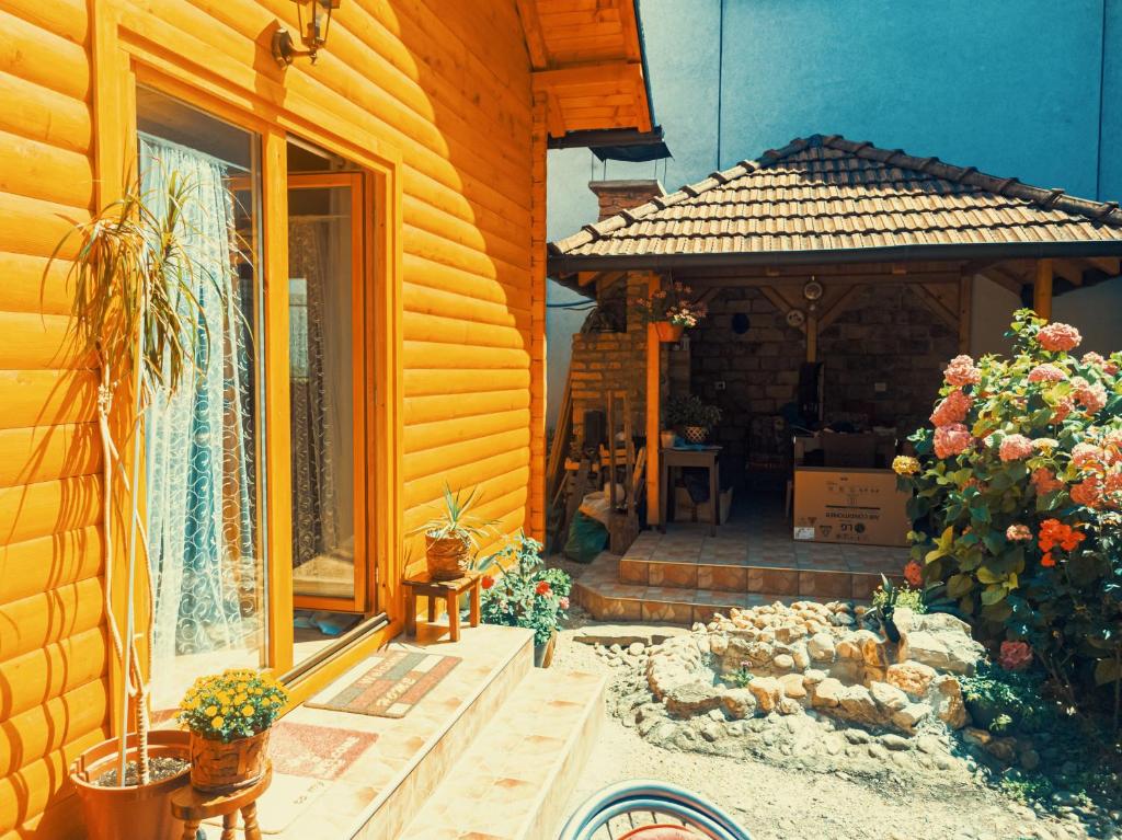 萨拉热窝Guest house Nizama's Place的享有带凉亭的房屋的外部景致