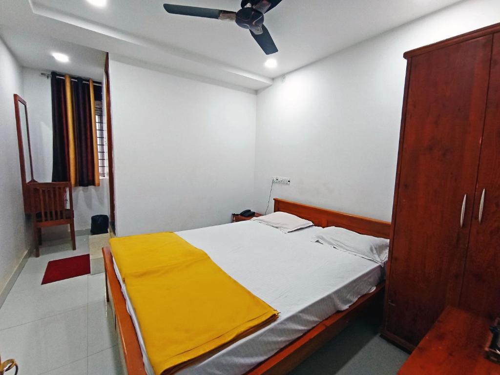 胡布利STAYMAKER Shri Shakti Residency的一间卧室配有一张黄色毯子床