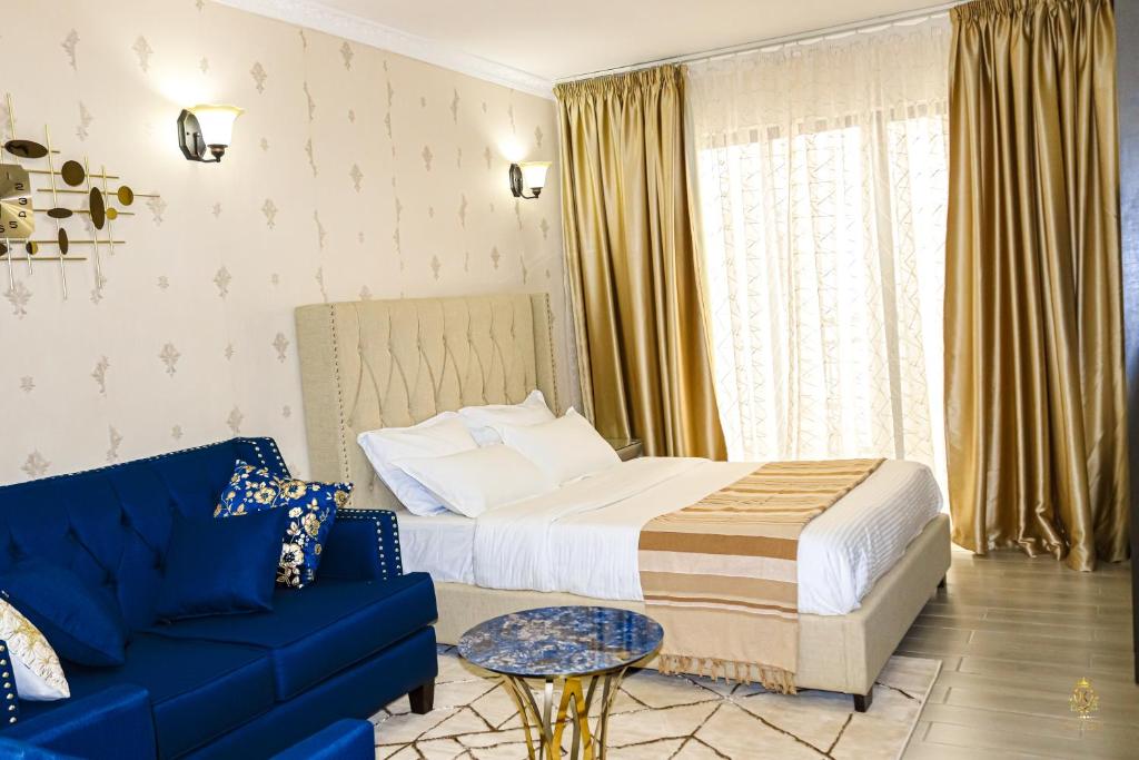 内罗毕Stunning Studio apartment in Kileleshwa的酒店客房,配有床和蓝色的沙发
