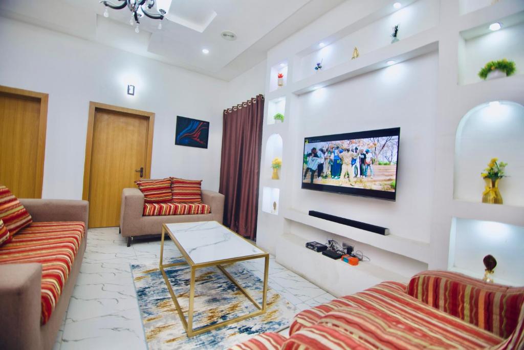 莱基Oasis Villa Lekki的客厅配有两张沙发和一台电视机