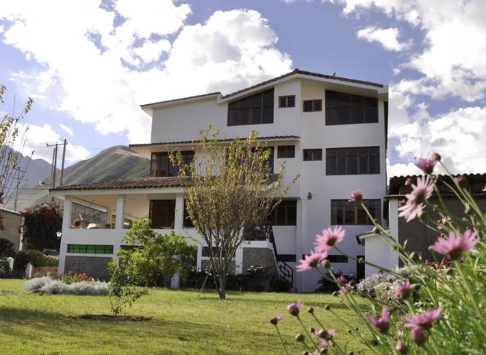 乌鲁班巴波萨达特莱斯玛丽亚酒店的白色的房子,花院