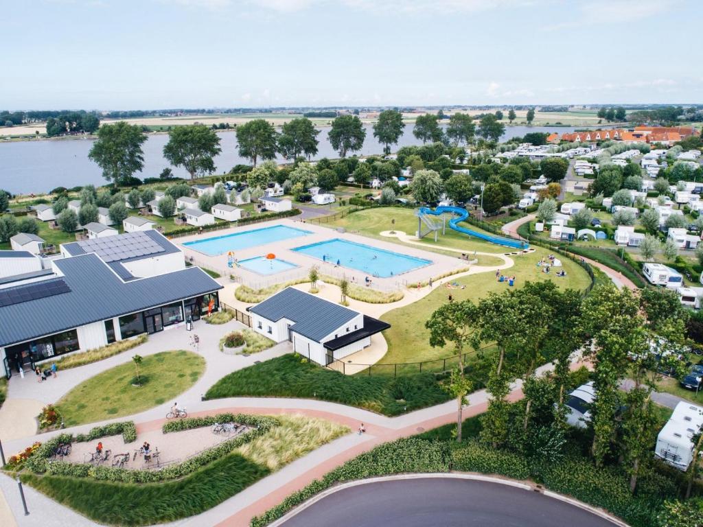 尼乌波特Kustpark Nieuwpoort的享有公园空中美景,设有游泳池