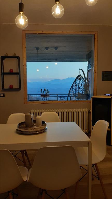 Castellino TanaroPeter Pan的餐桌和椅子,享有海景