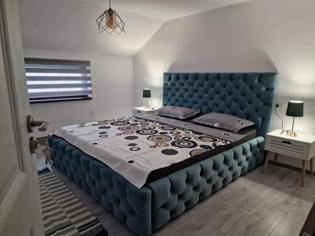 ArcaniCasa Eridav的卧室内的一张带蓝色床头板的大床
