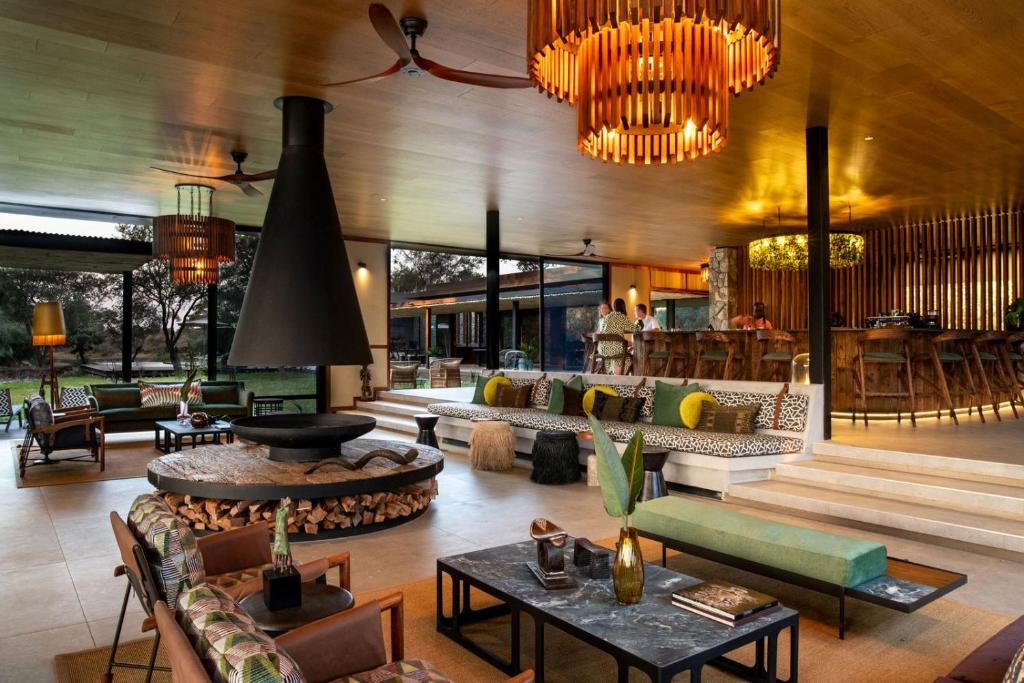 提姆巴瓦提禁猎区Tanda Tula Safari Camp的带沙发和桌子的大型客厅