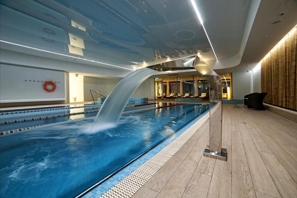 卡托维兹波赞托沃运动酒店的一座带喷泉的游泳池