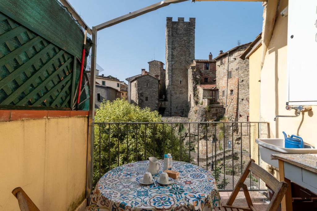 苏比亚诺La Finestra Sul Fiume的市景阳台桌子