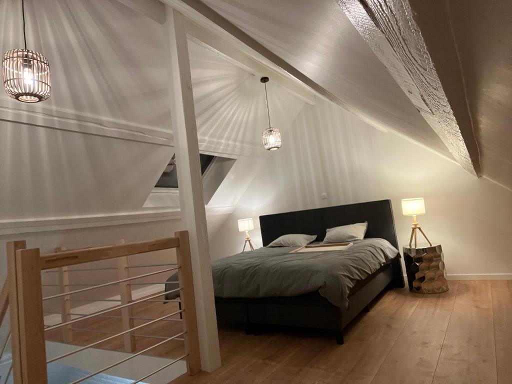 布鲁塞尔Cosy Nest的帐篷内一间卧室,配有一张床