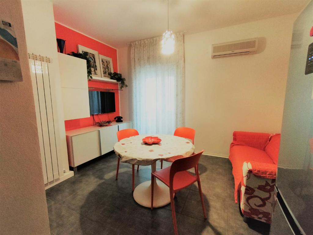 龙基德伊莱焦纳里Tre Continenti - Appartamento con parcheggio privato的一个带桌子和沙发的小客厅
