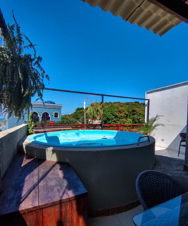 皮帕Casa com vista mar的天井顶部的浴缸