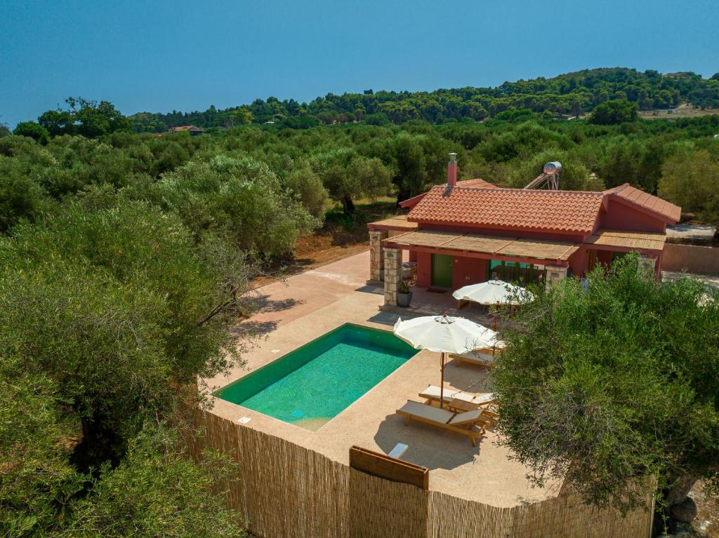 瓦西里科斯Terra Oleana Cottages的享有带游泳池的房屋的空中景致