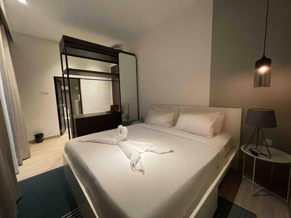 SengkuangMonde Residence H 15 Batam Centre的卧室配有白色的床和毛巾