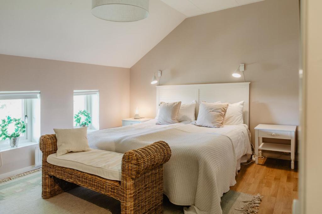 胡斯克瓦纳Slottsparken Motel的卧室配有一张白色大床和一把椅子