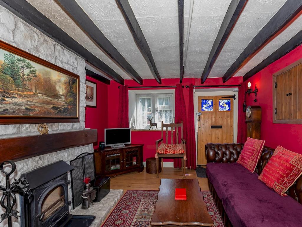布里奇沃特Pass the Keys Cosy Cottage with Fireplace的带沙发和壁炉的客厅