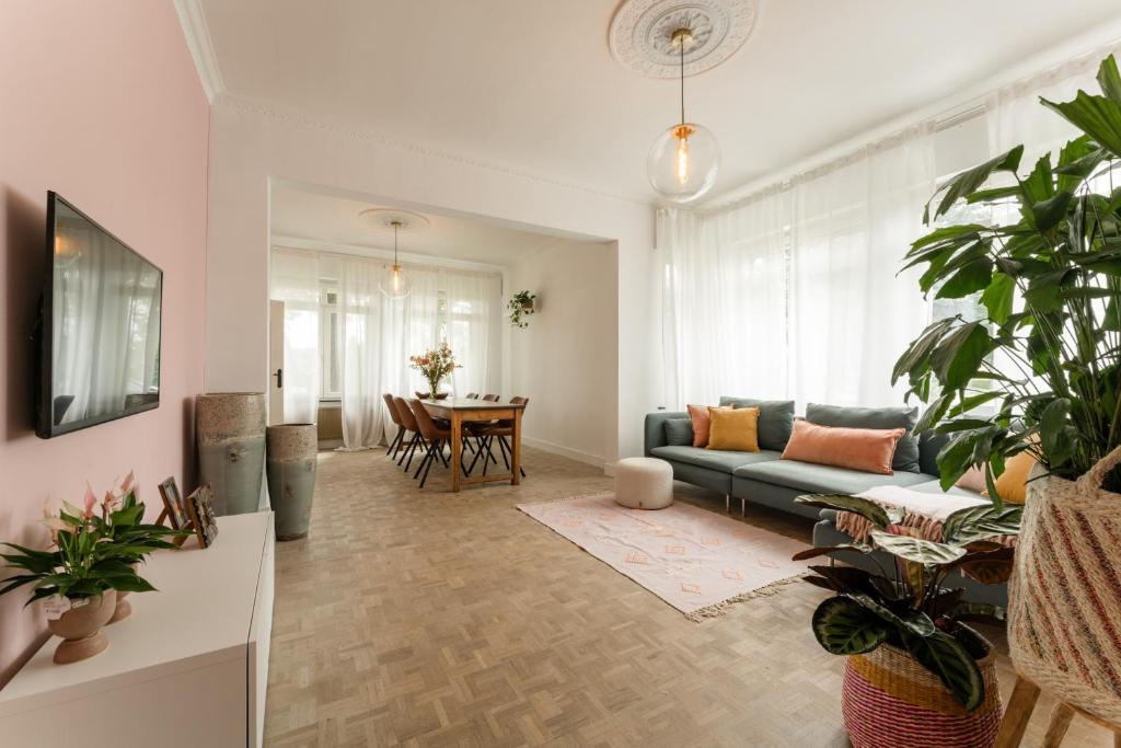金洛伊Vakantiewoning 't Hovenshuis的客厅配有沙发和桌子