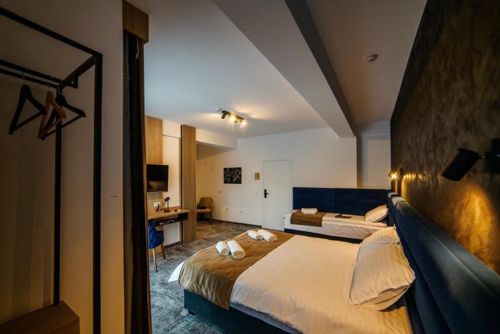 蒂米什瓦拉GBU Home Timisoara的酒店客房设有一张大床和一间浴室。