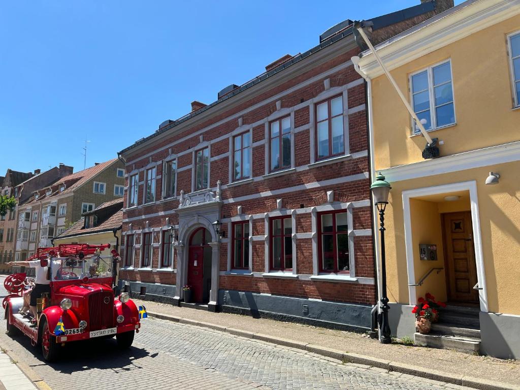 斯塔德Villa Brigitta, havsnära boende mittemot Klostret i Ystad centrum的停在街上的一辆旧红色消防车