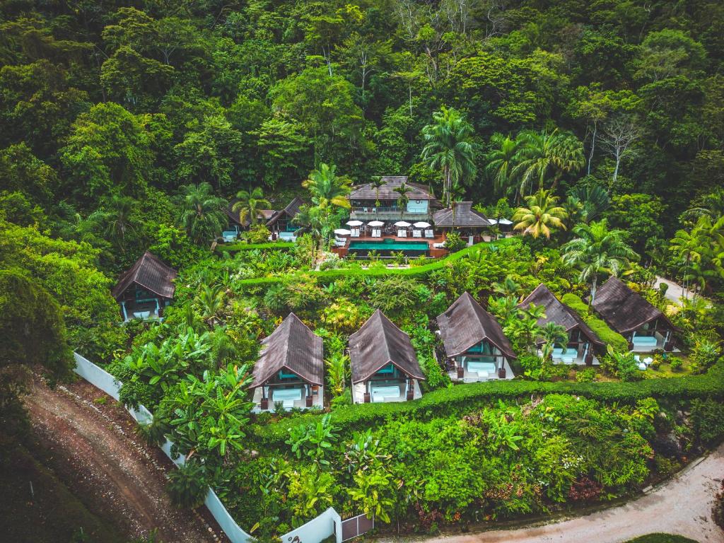 乌维塔Oxygen Jungle Villas & Spa的山顶上拥有房屋的岛屿