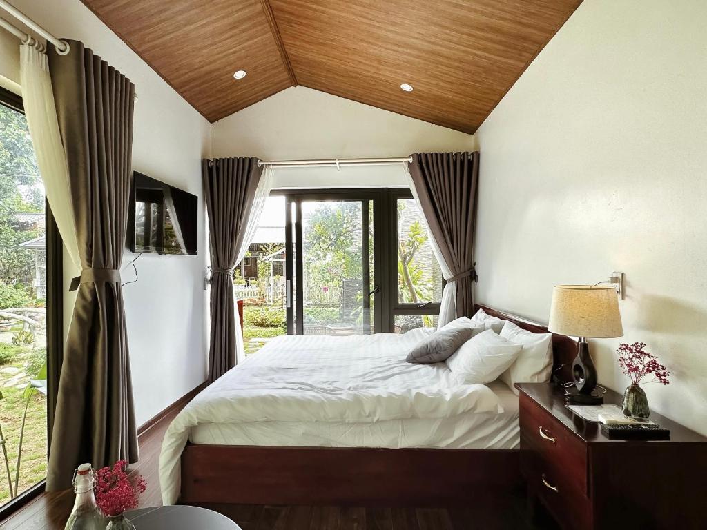 木州县Gobies Garden的一间卧室设有一张床和一个大窗户