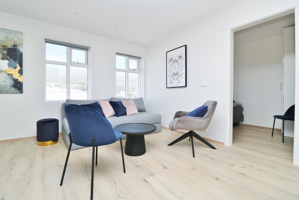 阿克雷里G7 Akureyri Central Apartments的客厅配有沙发和桌椅