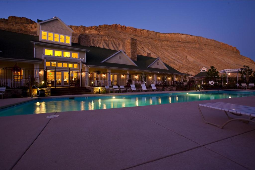 PalisadeWine Country Inn的山前设有游泳池的酒店