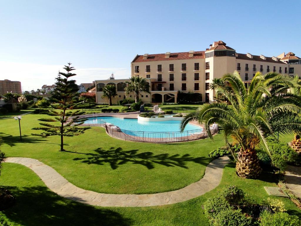 拉塞雷纳Hotel y Departamentos La Serena - Caja Los Andes的享有带游泳池的度假村景致