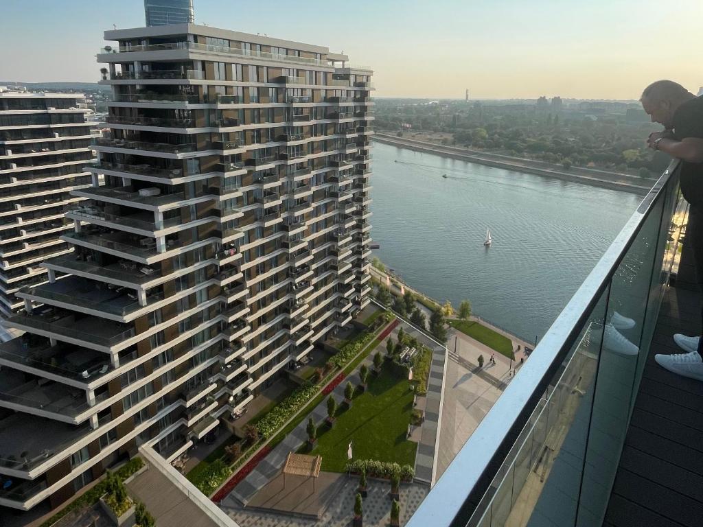 贝尔格莱德Queen Apartments Belgrade Waterfront的从高楼阳台可欣赏到风景
