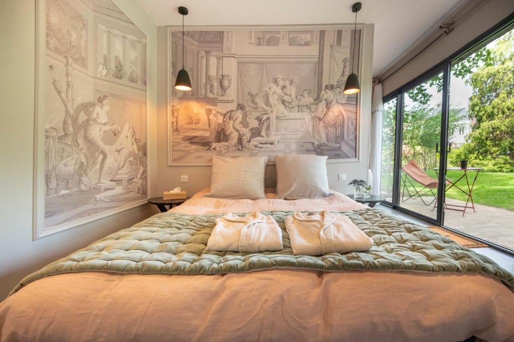 阿布维尔les Myrrhophores et Spa, Chambres d'Hôtes et Gîtes de charme的一间卧室配有一张大床和两个枕头