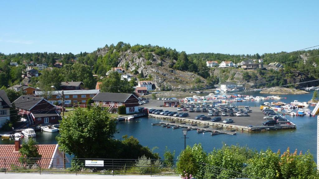 克拉格勒Bergland apartment 23 - close to the center of Kragerø的码头,码头上设有船只停靠在港口