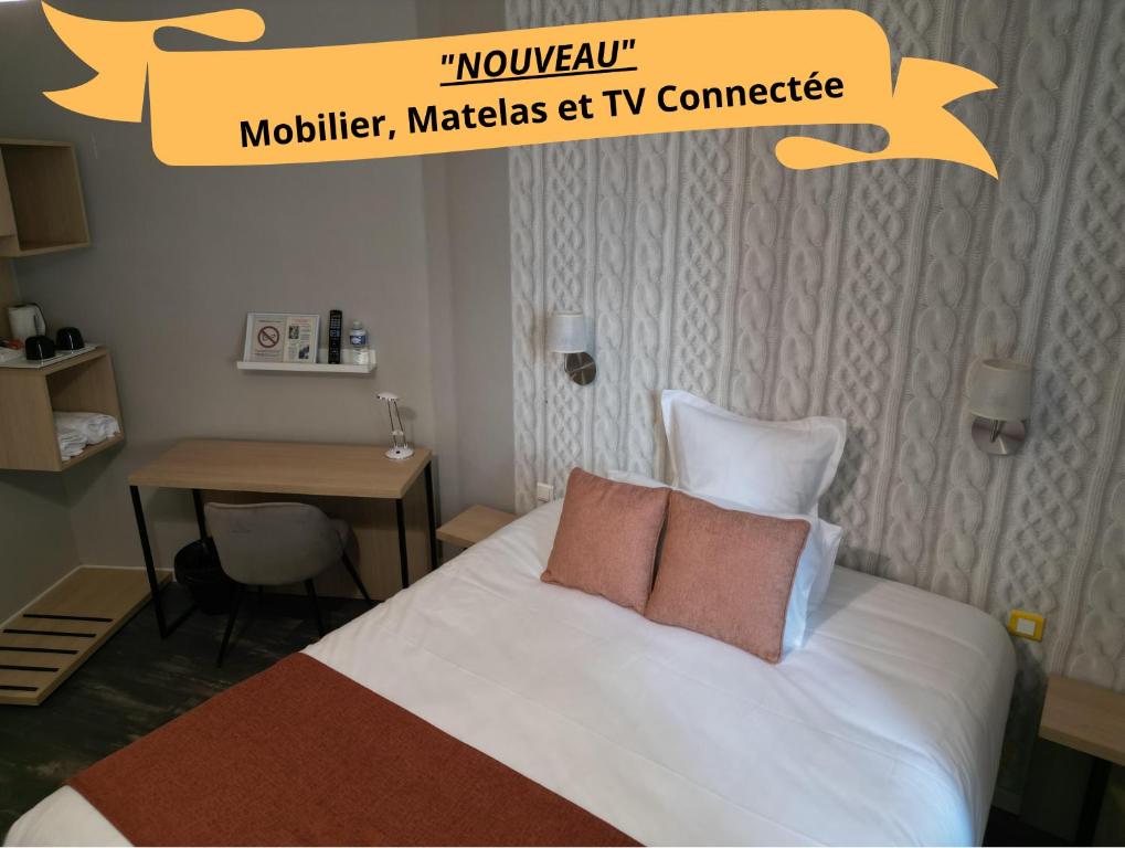 洛特河畔的维伦纽夫Hôtel les Platanes的酒店的客房 - 带2个枕头和书桌