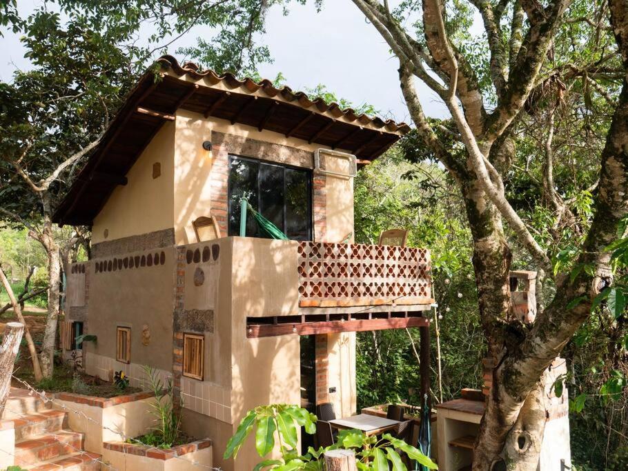 巴里查拉La Casita del Bosque, Minicasa totalmente equipada, con tina y agua caliente的一座小房子,上面有窗户