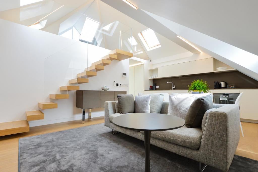 伦敦Soho Penthouse by Concept Apartments的客厅配有沙发和桌子