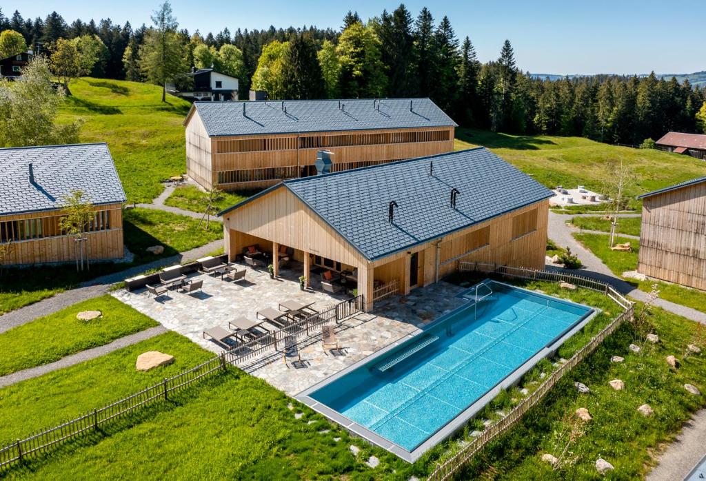 埃格Fuchsegg Eco Lodge的享有带游泳池的房屋的空中景致