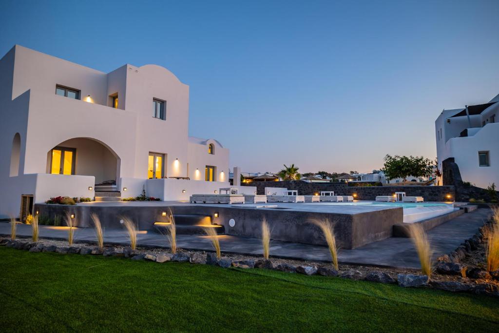 卡特瑞杜斯Bonsai Luxury Suites的夜间带游泳池的别墅