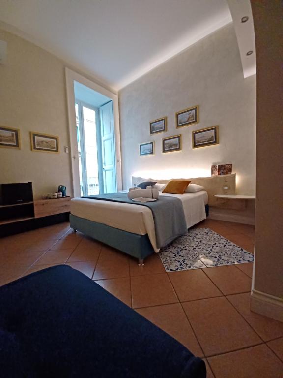 那不勒斯Domus Duomo B&B Napoli的一间大卧室,配有一张床和一台电视