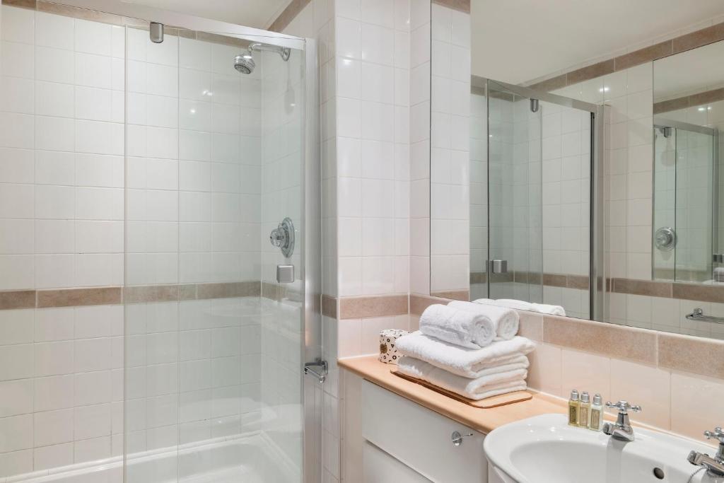 布里斯托SACO Bristol West India House的带淋浴、盥洗盆和镜子的浴室