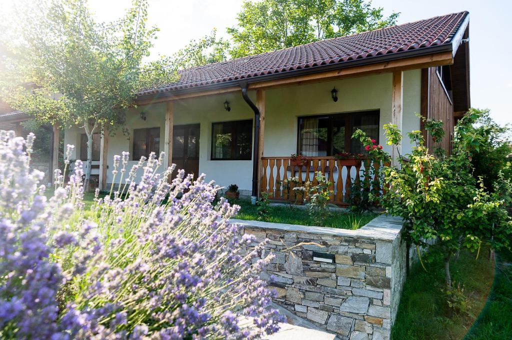 Deredzhik-KʼoyWalnut Cottage 1的一座带花园和紫色鲜花的小房子
