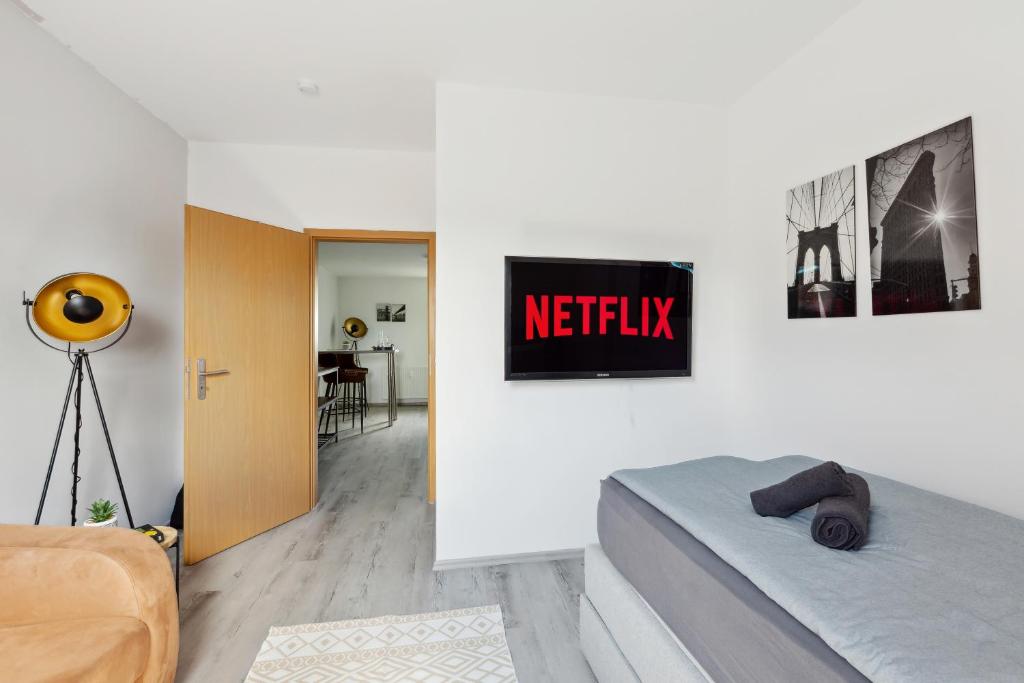 哈尔伯施塔特Apartment-Studio, Netflix-TV für bis zu 2 Personen的卧室配有一张床,墙上挂有网状标志