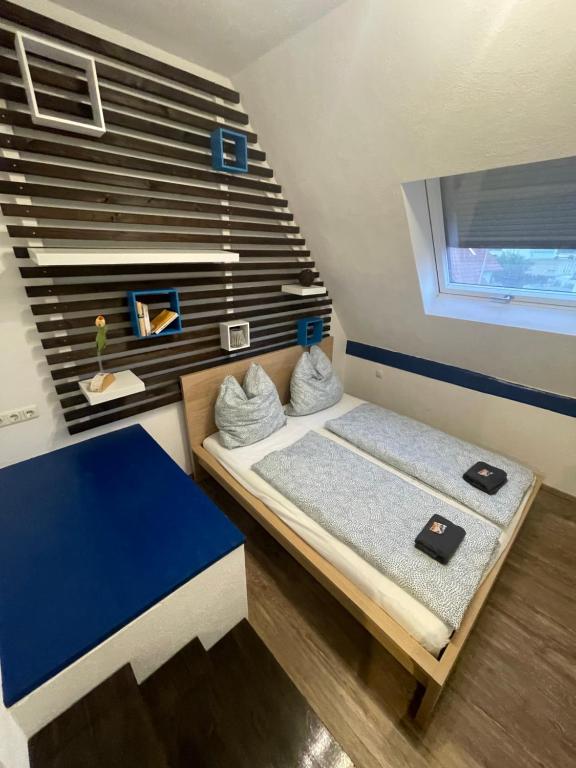 梅明根#6 Familienzimmer mit Gemeinschaftsbad的小房间设有两张床和窗户